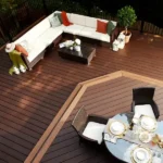 Un patio en planches composites Trex Lava Rock avec une table et des chaises