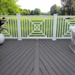 Terrasse en composite TimberTech Reserve Driftwood en finition gris clair vieillie.