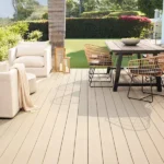 Terrasse composite TimberTech Landmark French White Oak avec texture de chêne pâle