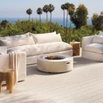 Patio composite TimberTech Legacy Whitewash Cedar avec grain doux blanc-gris.